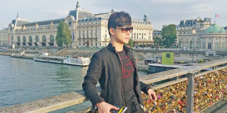 Muốn được ở gần người hâm mộ, Nathan Lee hủy chuyến bay Pháp để ở lại Việt Nam!