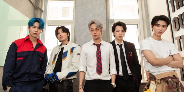 Lựa chọn hit nhạc phim “Bố Già”, Uni5 khiến cả trường quay rơi nước mắt