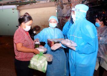 3 hoa hậu Mỹ Linh, Thuỳ Linh, Đỗ Hà mặc đồ bảo hộ phát cơm cho người nghèo trong đêm