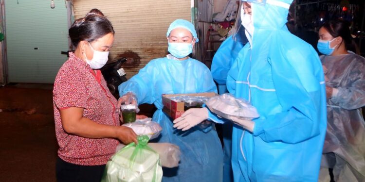 3 hoa hậu Mỹ Linh, Thuỳ Linh, Đỗ Hà mặc đồ bảo hộ phát cơm cho người nghèo trong đêm