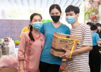 Tiểu Vy được tặng gạo, nước mắm trong ngày sinh nhật