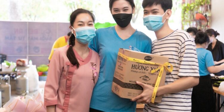 Tiểu Vy được tặng gạo, nước mắm trong ngày sinh nhật