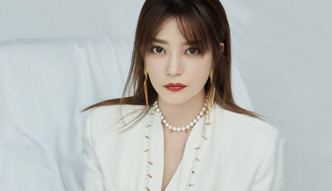 Hậu bị phong sát, Triệu Vy rộ tin đồn bị truy nã đỏ