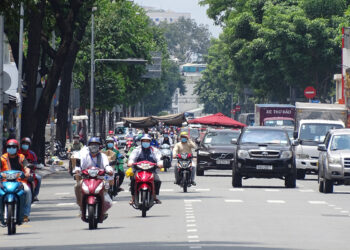 Người dân chạy trên đường Võ Thị Sáu, quận 3, chiều 17/8. Ảnh: Hà An