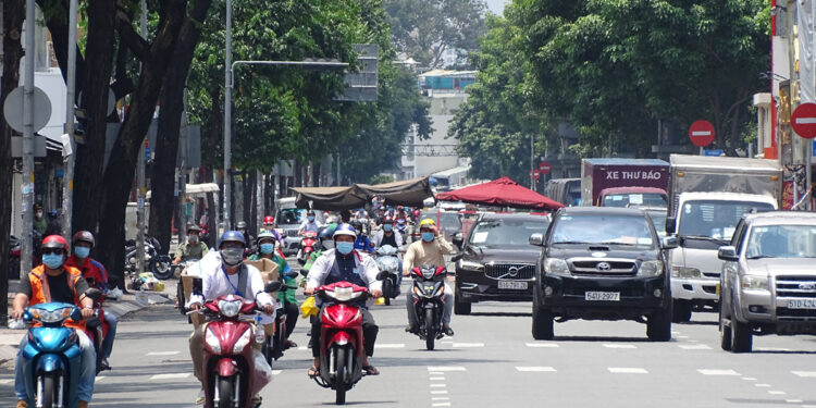 Người dân chạy trên đường Võ Thị Sáu, quận 3, chiều 17/8. Ảnh: Hà An