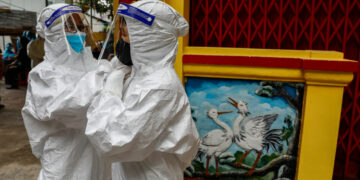 Sinh viên Đại học Kỹ thuật Y tế Hải Dương hỗ trợ lấy mẫu xét nghiệm tại TP Thủ Đức, tháng 7/2021. Ảnh: Hữu Khoa