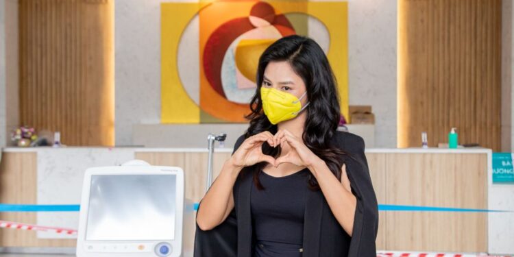 “Từ Trái Tim Đến Trái Tim- Từ Thời Trang Thành Hơi Thở” trao tặng máy thở cao tần cho BV Hùng Vương 