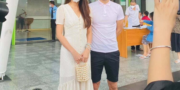 Tràn lan hình ảnh Công Vinh Thuỷ Tiên đến ngân hàng công khai 18.000 trang sao kê từ thiện