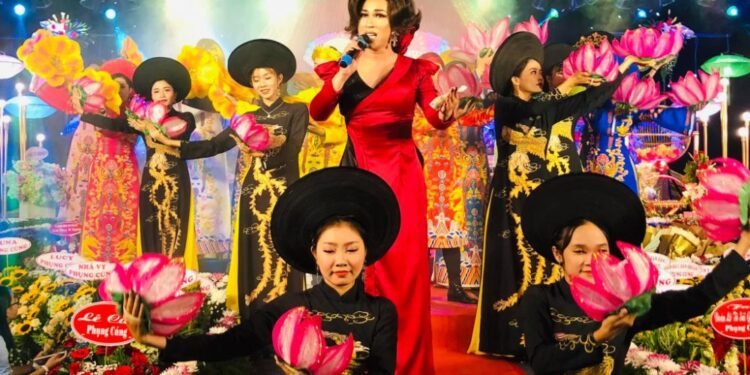 “Bà bầu” Đoàn lô tô Sài Gòn Tân Thời chia sẻ cảm xúc dịp giỗ tổ sân khấu