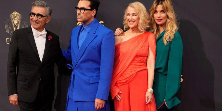 Lễ trao giải Emmy 2021 nhà Mốt CONG TRI cực HOT  với 3 thiết kế dự sự kiện tại thảm đỏ này