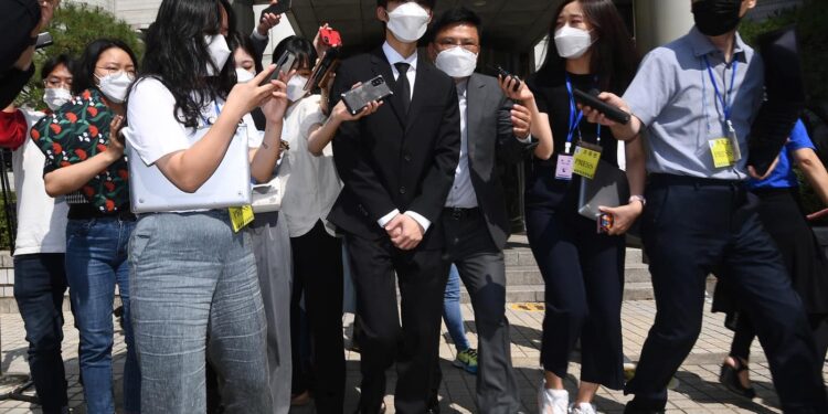 Cựu trưởng nhóm B.I (iKON) nhận án 4 năm tù treo và mức phạt 1,5 triệu won