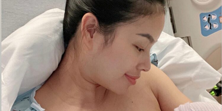 Hoa hậu Phạm Hương khoe ảnh cho con bú, mặt mộc không tì vết gây chú ý