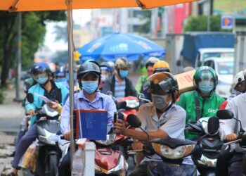 Từ ngày 4/10 TP Hồ Chí Minh chính thức cho phép người lao động sử dụng phương tiện cá nhân đi 4 tỉnh liền kề