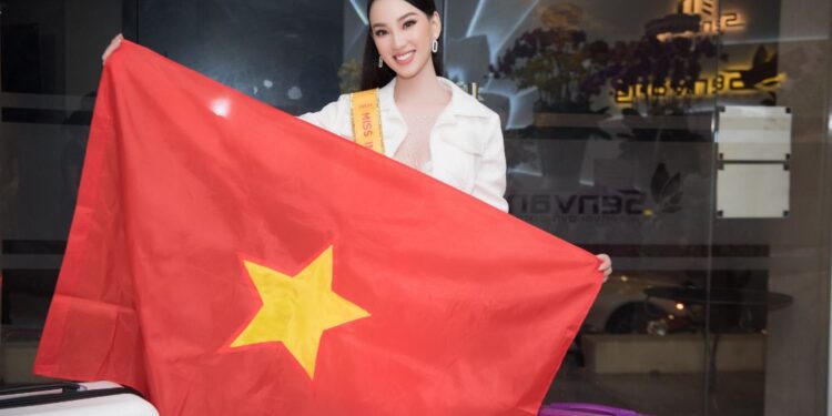 Đỗ Hà, Phương Anh, Ngọc Thảo ôm chặt Ái Nhi trước khi lên đường sang Ai Cập thi Miss Intercontinental