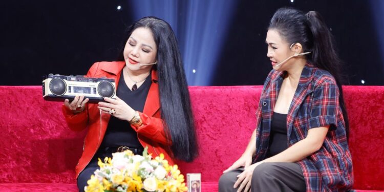 Ngọc Sơn bắt Phương Thanh đứng sau cánh gà xem danh ca Ngọc Ánh hát để ‘lấy lửa’