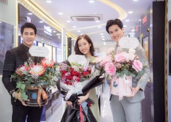 Đỗ Mỹ Linh đón sinh nhật đặc biệt ở tuổi 25 với siêu xe chở đầy hoa