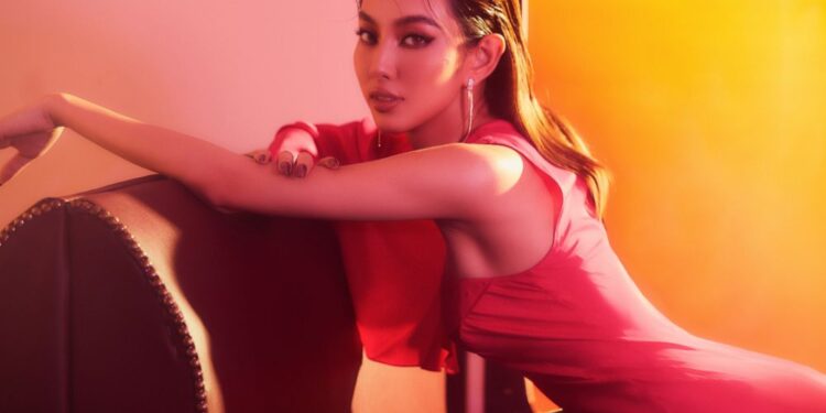 Thùy Tiên chiều lòng fan khi tung bản vẽ trang phục dự thi bán kết MGI đầy ấn tượng