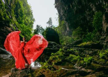 Bộ ảnh đẹp ngất ngây của Á hậu Hoàng My cùng những cú xoay váy thần thái