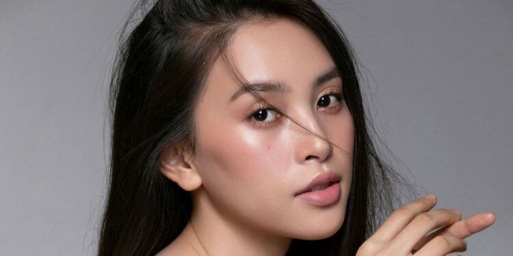 ĐƯỢC MỆNH DANH LÀ MỸ NHÂN “NGÀN NĂM CÓ MỘT” GƯƠNG MẶT HOA HẬU TIỂU VY HOÀN HẢO NHƯ THẾ NÀO?