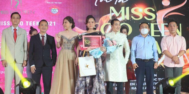 NTK Việt Hùng, Hoa Hậu Minh Tú, người đẹp Như Quỳnh trao vương miện 500 triệu cho tân hoa hậu Vũ Huyền Diệu