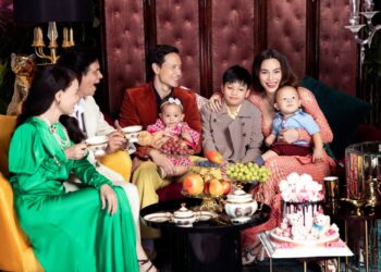 Mừng “cặp sinh đôi vàng” được 1 tuổi, gia đình Hồ Ngọc Hà sang chảnh trong bộ ảnh thời trang