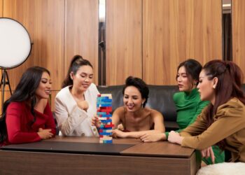 Ngọc Diễm, Hoàng My, Lệ Hằng, Khánh Vân truyền kinh nghiệm cho Kim Duyên cận ngày thi Miss Universe 2021