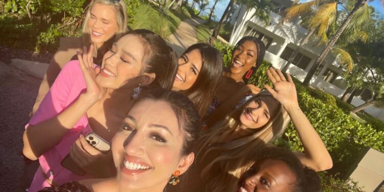 Đỗ Hà thân thiện, tự tin giao lưu cùng dàn thí sinh Miss World 2021