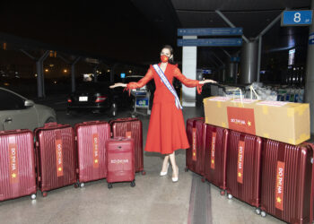 Xuất hiện tại sân bay, Đỗ Hà chính thức khởi động hành trình chinh phục Miss World 2021