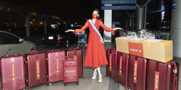 Xuất hiện tại sân bay, Đỗ Hà chính thức khởi động hành trình chinh phục Miss World 2021