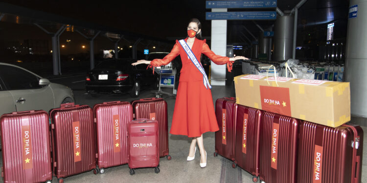Xuất hiện tại sân bay, Đỗ Hà chính thức khởi động hành trình chinh phục Miss World 2021