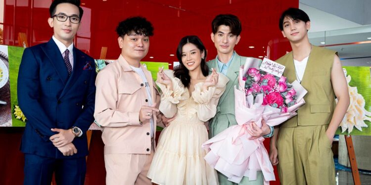 NTK Nguyễn Minh Công được xác lập Kỷ lục Việt Nam với BST từ Bánh dân gian