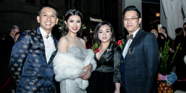 Phượng Khấu được xướng tên ở hạng mục đạo diễn xuất sắc nhất 2021 trong liên hoan phim châu Á thế giới tại Mỹ