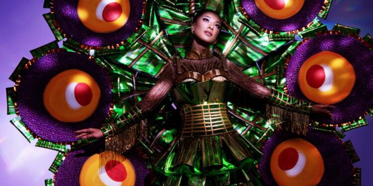 Độc đáo trang phục dân tộc “AI TÉT HÔNGGG?” của Kim Duyên tại Miss Universe 2021