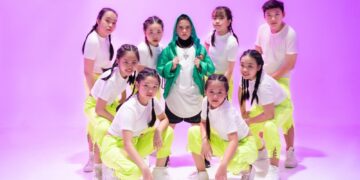 Đạo diễn Lê Việt toát mồ hôi dỗ cháu trai lai Tây khi quay MV mới