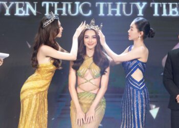 Nguyễn Thúc Thuỳ Tiên được Á hậu Ngọc Thảo và “bà trùm hoa hậu” trao vương miện