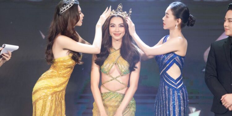 Nguyễn Thúc Thuỳ Tiên được Á hậu Ngọc Thảo và “bà trùm hoa hậu” trao vương miện