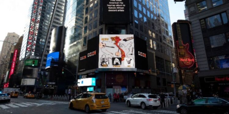 TikTok Rollie của URBAN FU$E xuất hiện tại quảng trường Thời Đại, New York