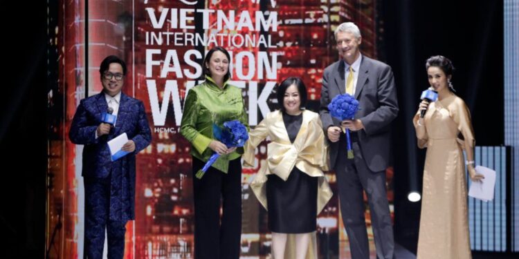 Y HẠ VÀ STEPHEN NGUYỄN “ẴM” LUÔN SUẤT DIỄN MỞ MÀN AQUAFINA VIETNAM INTERNATIONAL FASHION WEEK 2021