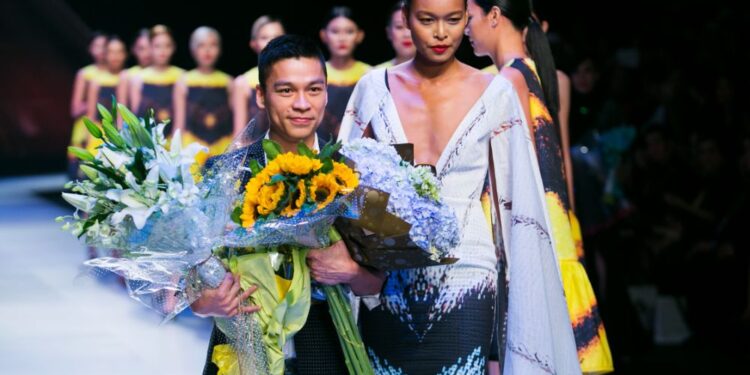 NTK ADRIAN ANH TUẤN LẦN ĐẦU ĐẢM NHẬN VỊ TRÍ MỞ MÀN AQUAFINA VIETNAM INTERNATIONAL FASHION WEEK