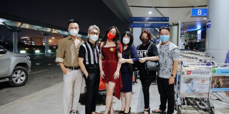 Diện trang phục của NTK Nguyễn Minh Tuấn, Vũ Huyền Diệu rạng rỡ lên đường chinh phục Miss Eco Teen International