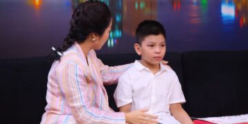 Ba qua đời, cậu bé 8 tuổi muốn thay ba bảo vệ mẹ