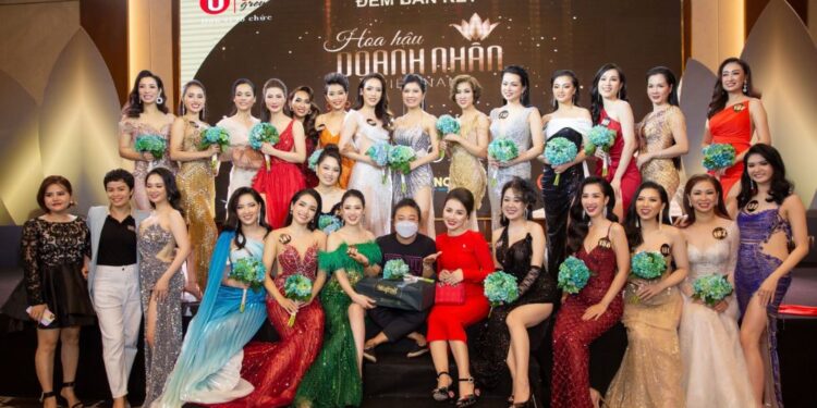 Đạo diễn Nguyễn Hiếu Tâm đưa biểu tượng hoa kiếm linh sân khấu chung kết Hoa hậu Doanh Nhân Việt Nam 2021