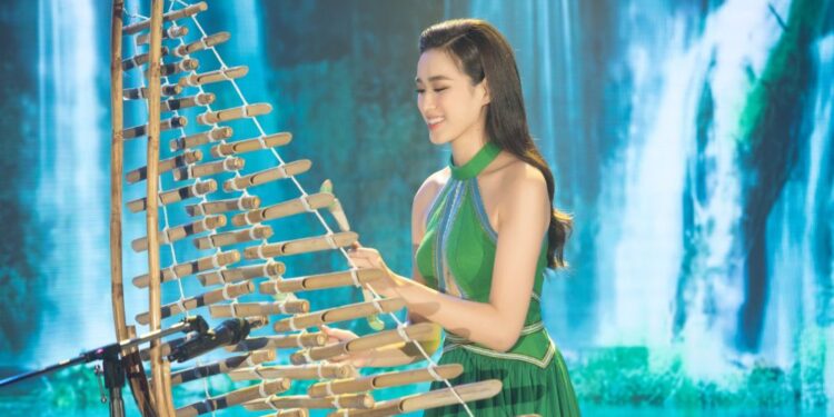 Kết hợp giai điệu Mỹ Latin và đàn T’rưng, Đỗ Hà “quyết chiến” tại Bán kết Tài năng – Miss World 2021