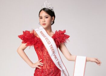 Hoa Trạng Nguyên của NTK Nguyễn Minh Tuấn cùng Vũ Huyền Diệu lộng lẫy đến Ai Cập