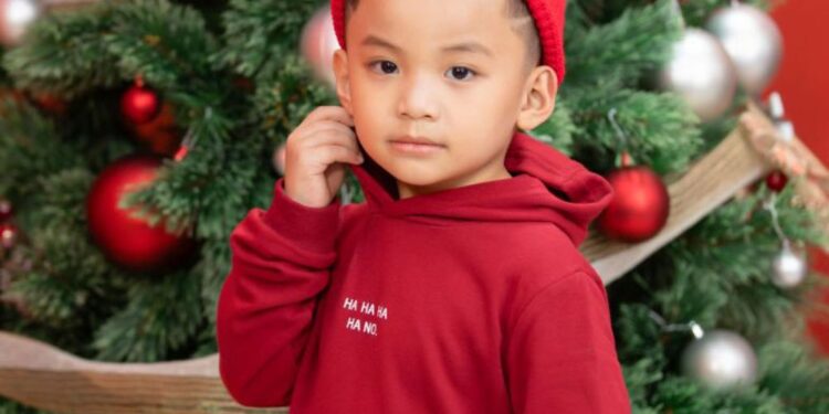 “Đổ gục” trước vẻ đáng yêu của mẫu nhí Anh Dũng trong bộ ảnh Giáng Sinh
