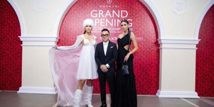 Thảm đỏ cuối năm hoành tráng của NTK Công Trí: Đã lâu rồi sao Việt mới có dịp lộng lẫy váy áo