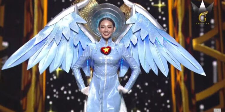 Thùy Tiên rạng rỡ trong đêm thi Quốc phục, thể hiện kỹ năng catwalk trên đôi boots cao 20cm