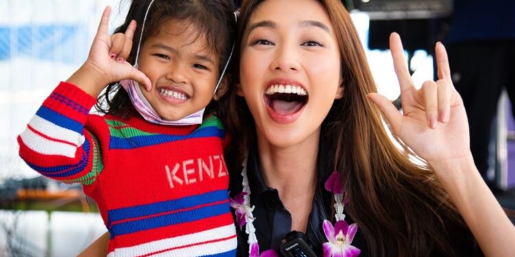 Bất ngờ với mặt mộc cực xinh của Hoa hậu Thùy Tiên trong hoạt động từ thiện ở Thái Lan