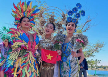 “Việt Nam- Rừng vàng biển bạc” của NTK Việt Hùng cho Vũ Huyền Diệu đi thi Quốc tế đoạt giải trang phục về  Môi trường 