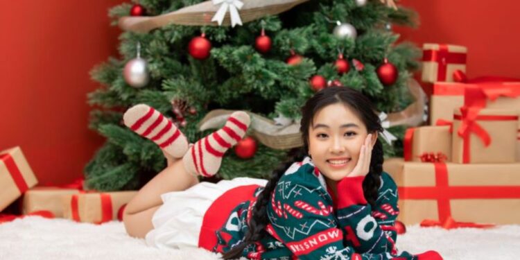 Suri Phương Anh tạo dáng “sang chảnh” bên cây thông Noel mừng Giáng sinh